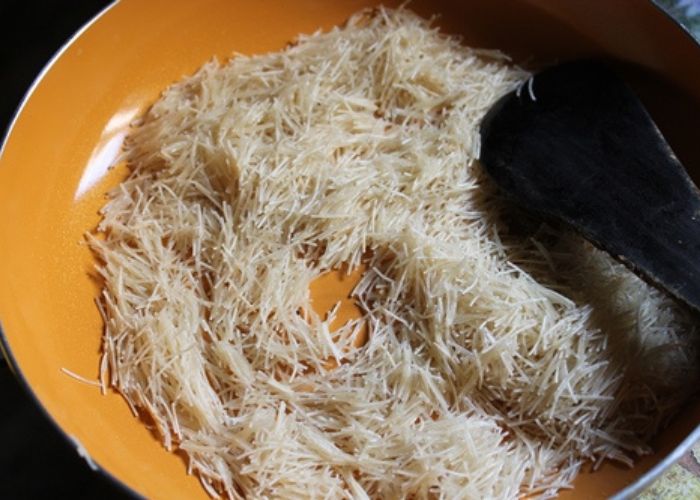 roast vermicelli in oil until golden