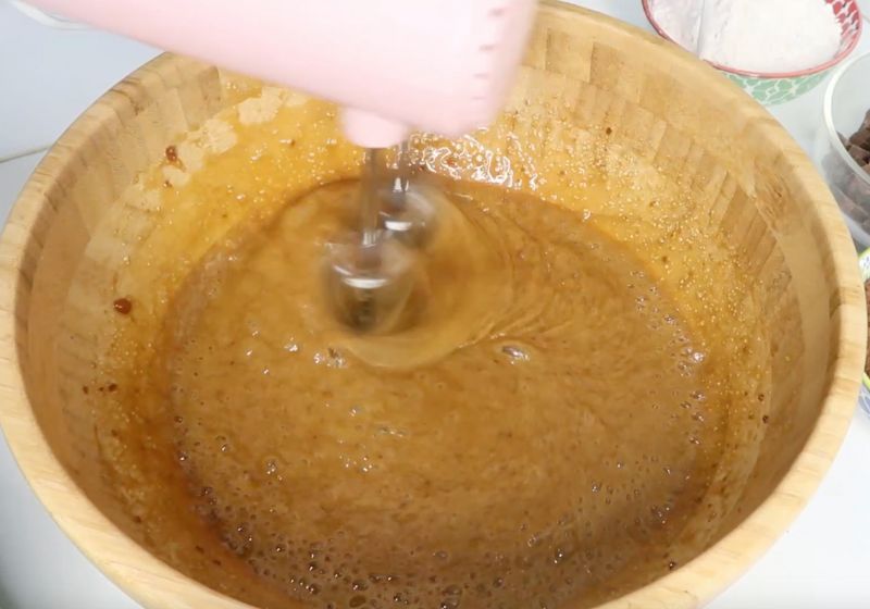 mix butter with sugar and eggs