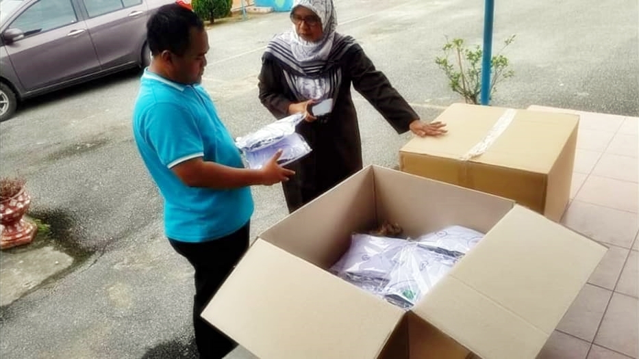 5 BUAH SEKOLAH DAERAH SIK TERIMA AGIHAN PAKAIAN SERAGAM SEKOLAH