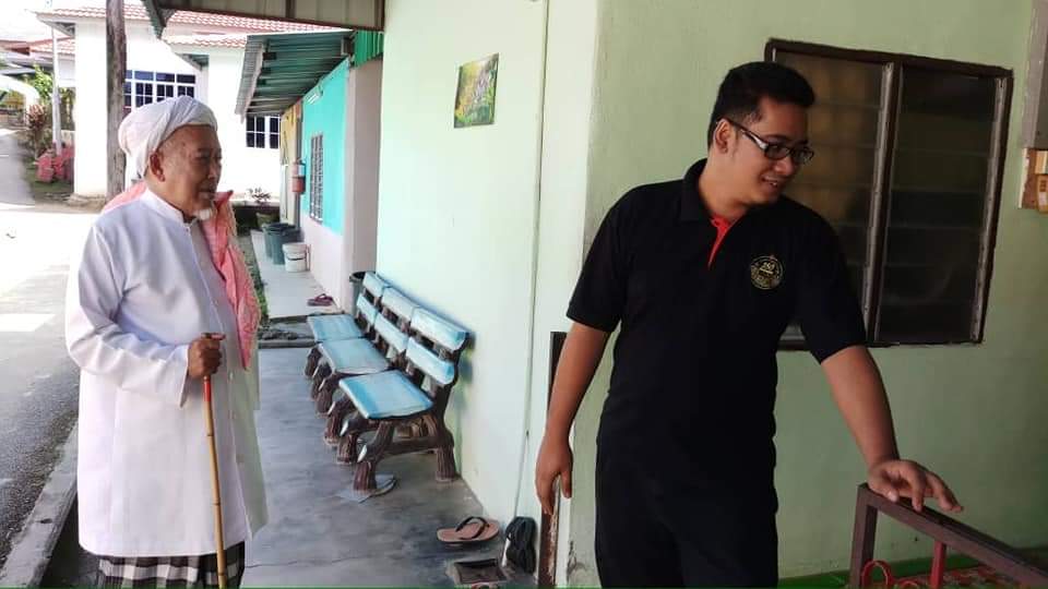 AGIH BANTUAN BULANAN KEPADA WARGA PONDOK AMPANG DAN PAKAIAN SERAGAM