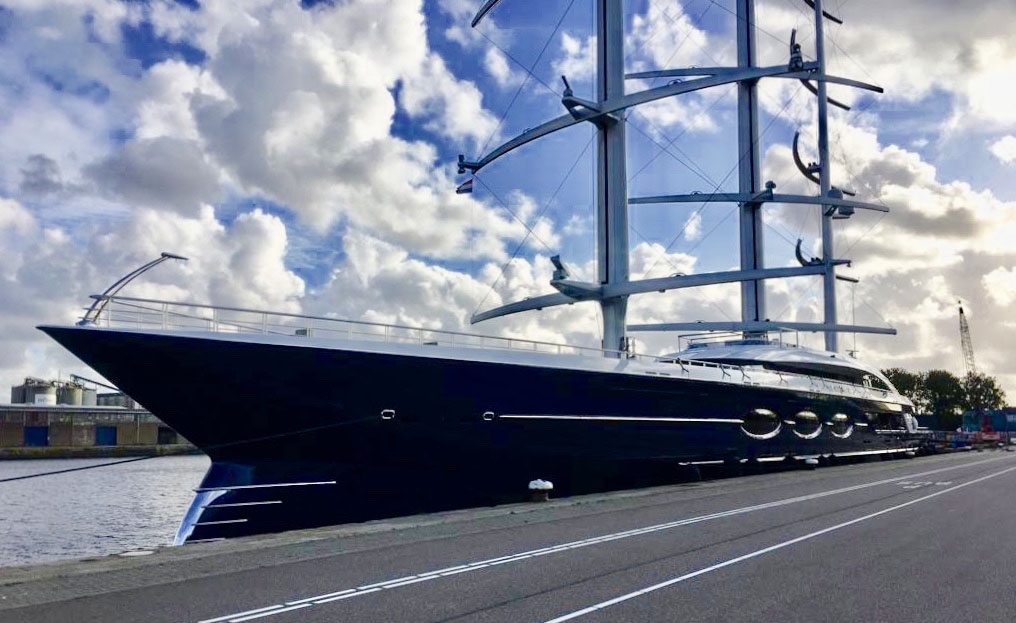 106 Meter Lange Superjacht Black Pearl Ligt In Amsterdam - Zeilen