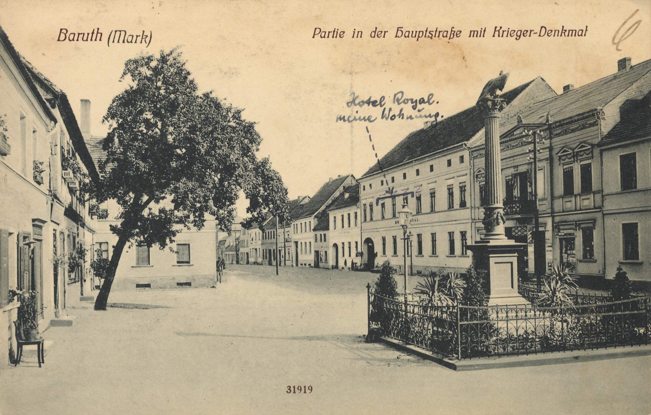 Baruth (Mark), Brandenburg, Hauptstraße mit Kriegerdenkmal
