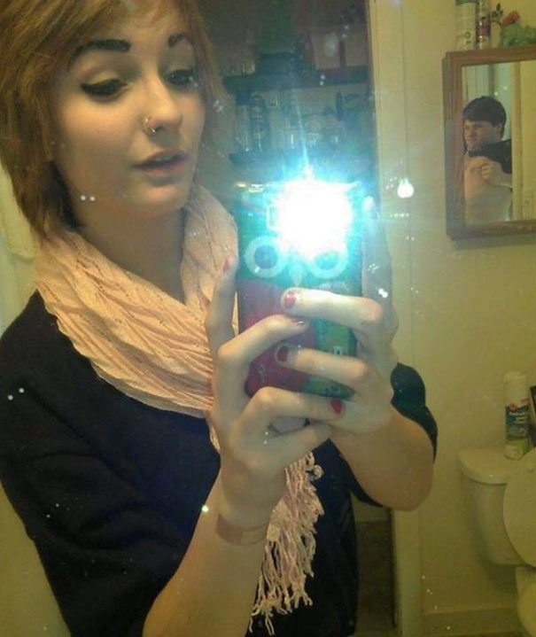 37 Embarrassing Selfie Fails By People Who To Check The