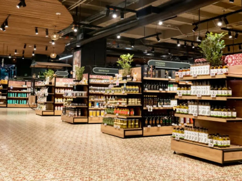 Visual Merchandising Displays Enhancing Retail Ambiance