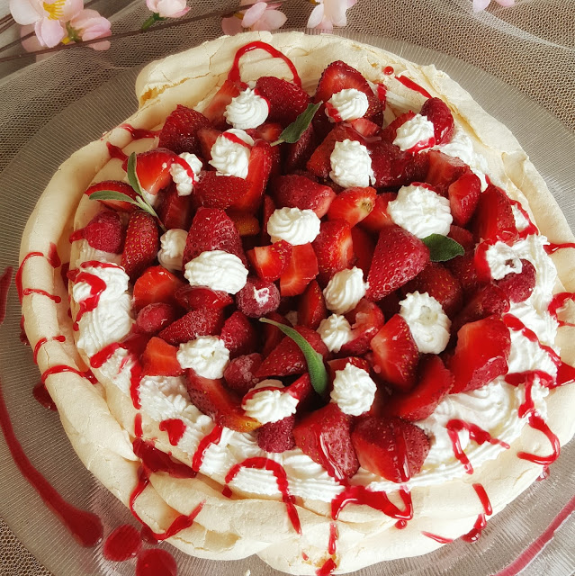 Çilekli Pavlova Zübeyde Saraçoğlu