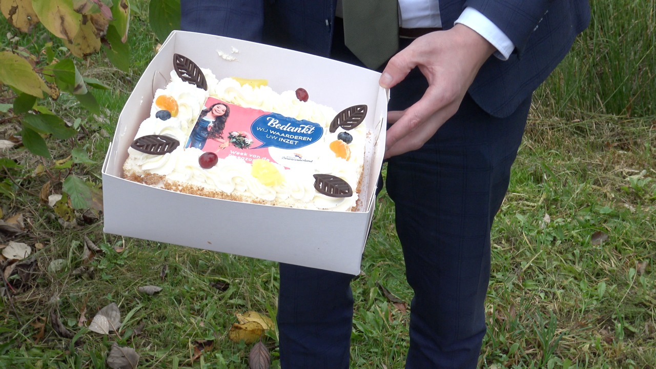 Taart Versturen Via Post Gemeente bedankt pleegouders met taart over de post Zwartsluis