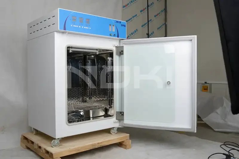 How does CO2 incubator affect cell culture? CHAMBER