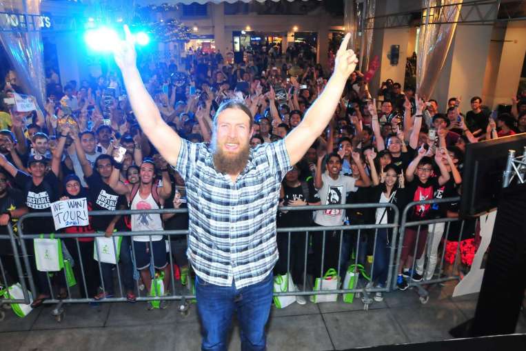 bryan_with_fans_at_bugis_junction