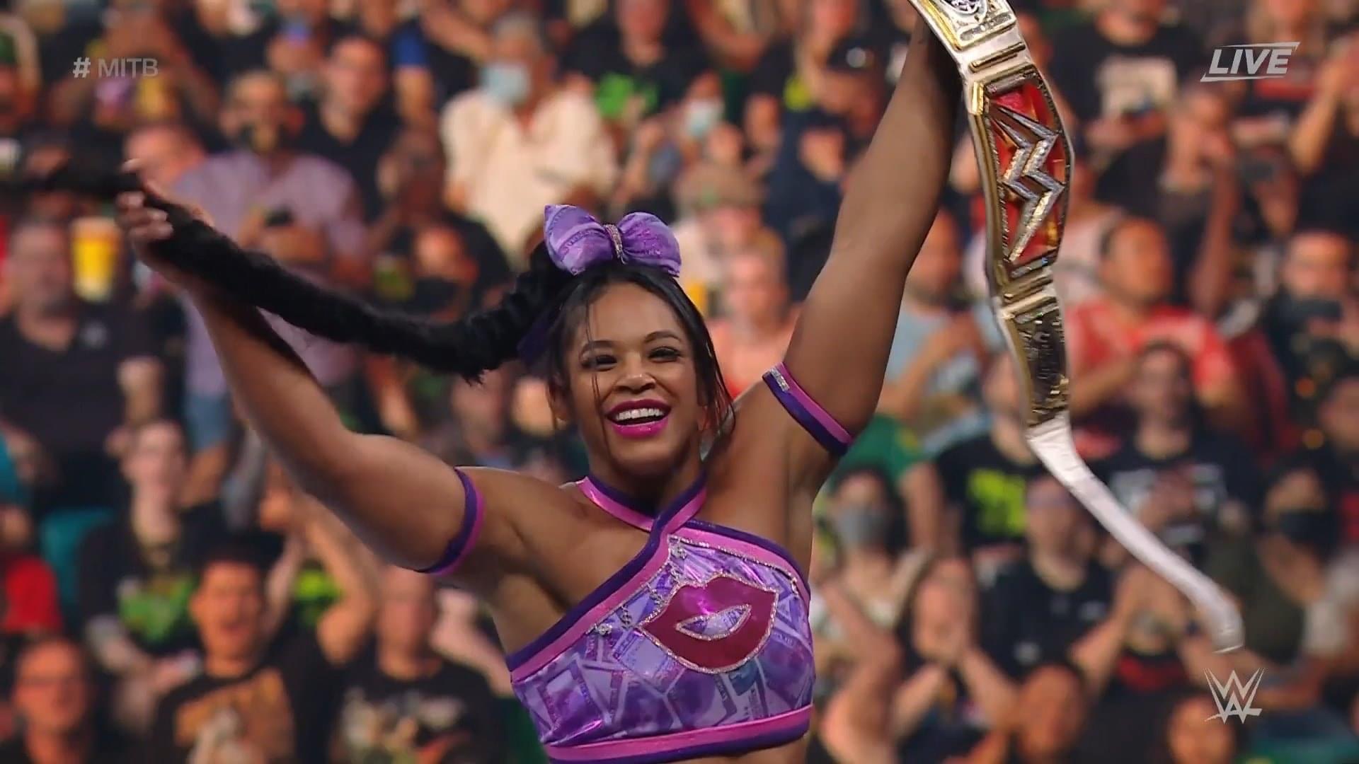 نجمة WWE وبطلة الرو تتحدث عن واقعة المطاردة من معجب