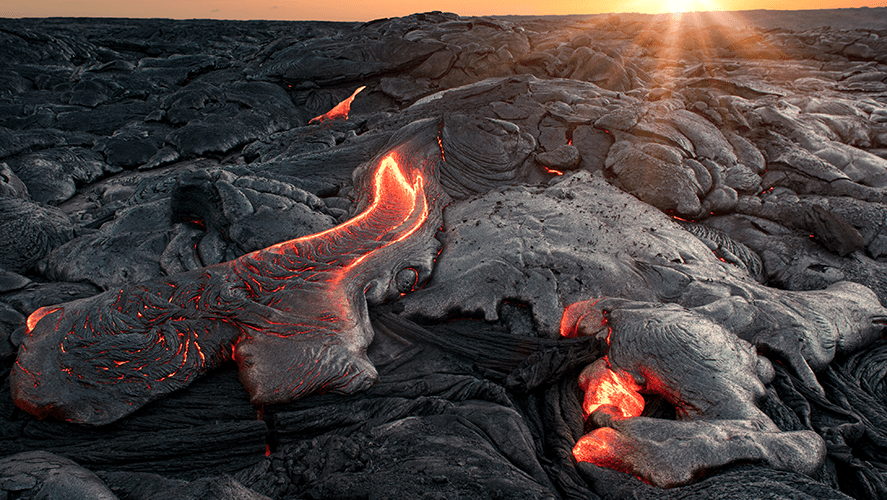 Scientists Cook Hot Dogs in Lava From Iceland’s Erupting Volcano X96