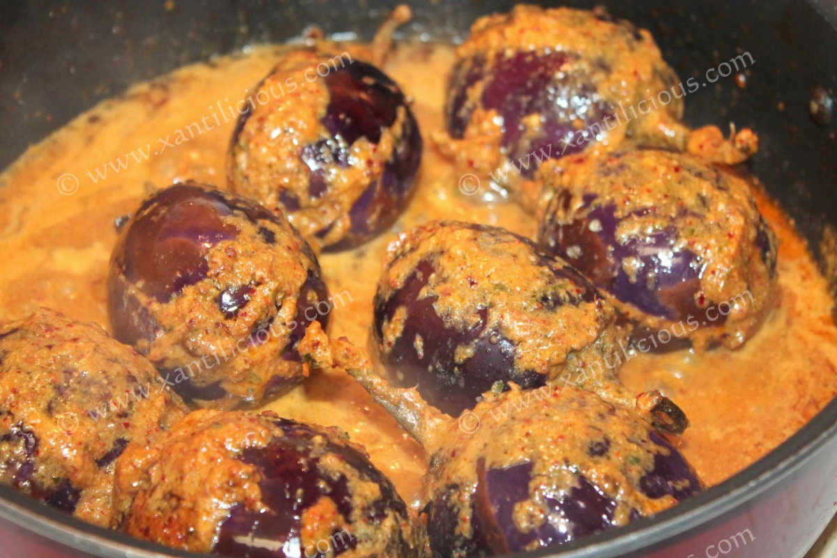 Bharleli Vangi (Stuffed Baby Brinjals / Eggplant)