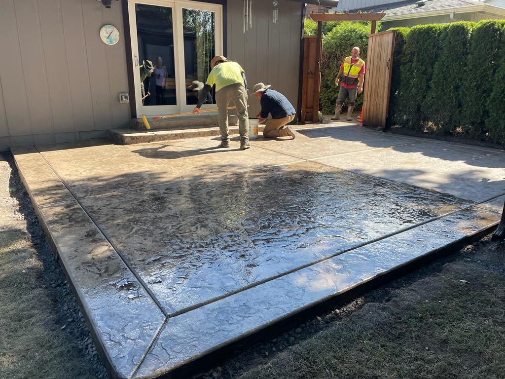 Pros and cons to look for while hiring a concrete contractor