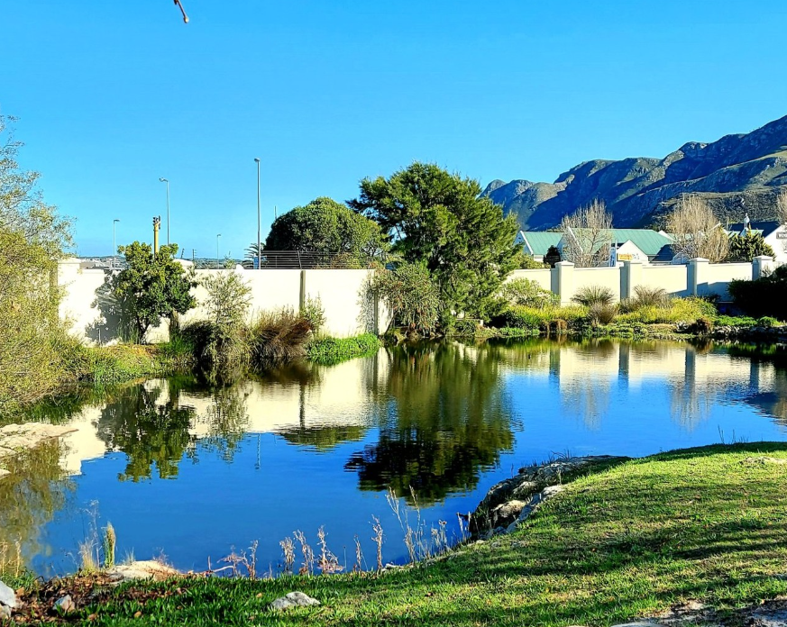 2 Bedroom House For Sale in Hemel en Aarde Estate Seeff Sandbaai