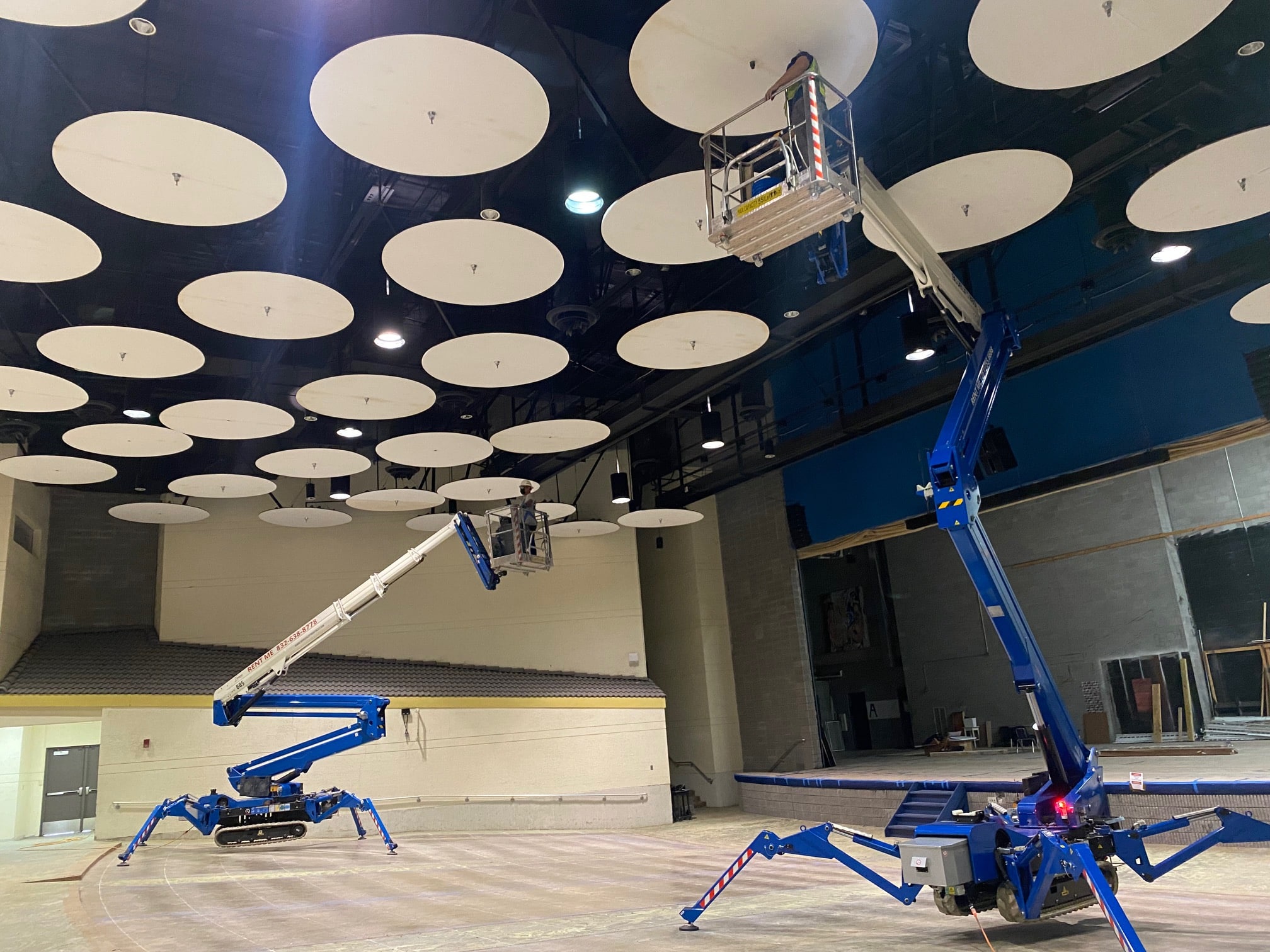 What are the Advantages of Renting a Spider Lift, and How Much Does it