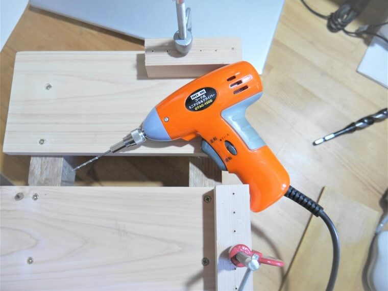 ドリルビットホルダー自作端材でアングル付机上置きに便利だよ やっこラボ