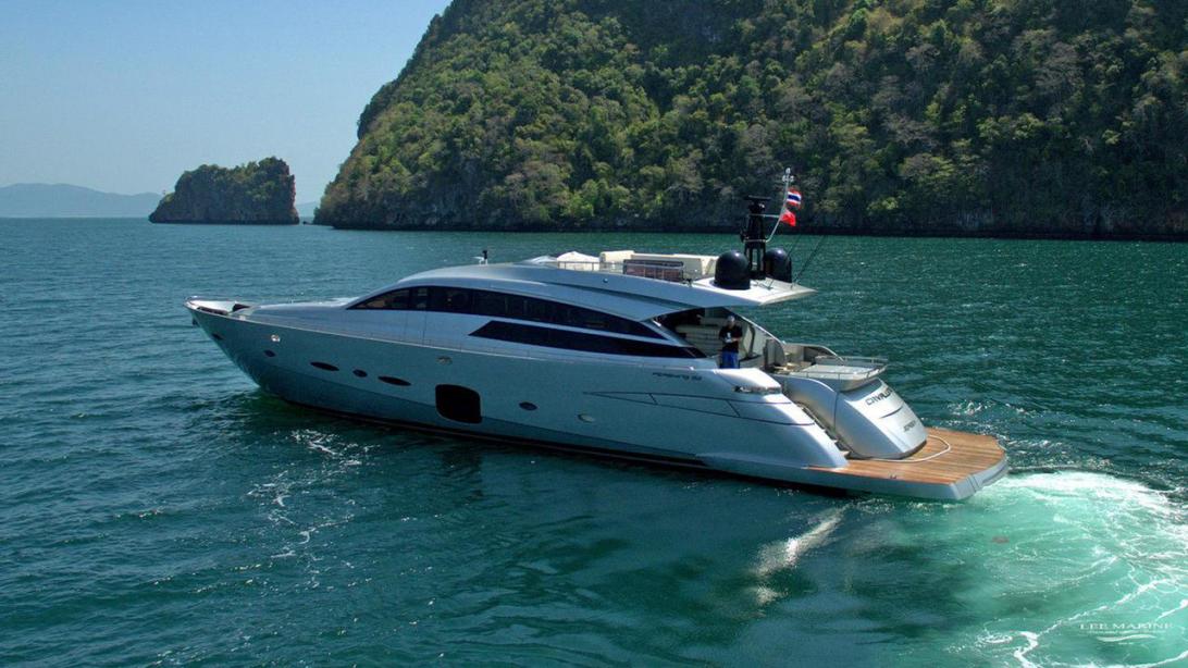 Motor yacht La Datcha Pershing Yacht Harbour