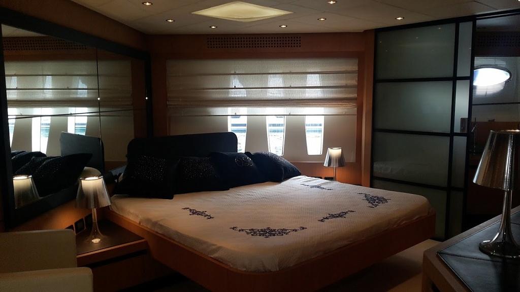 Motor yacht La Datcha Pershing Yacht Harbour