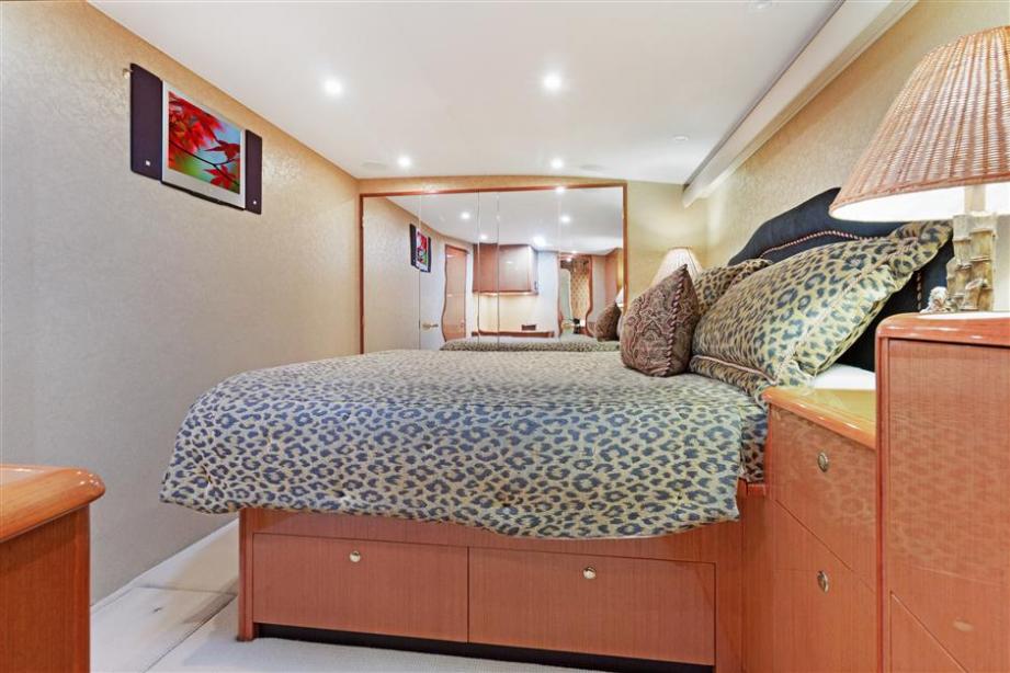 Motor yacht Ce Ce Viking Yacht Harbour