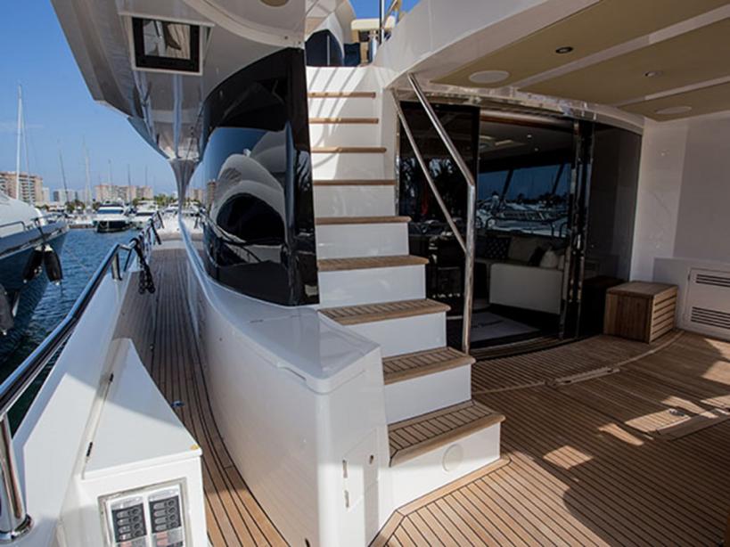 Motor yacht Living The Dream Sunseeker Yacht Harbour