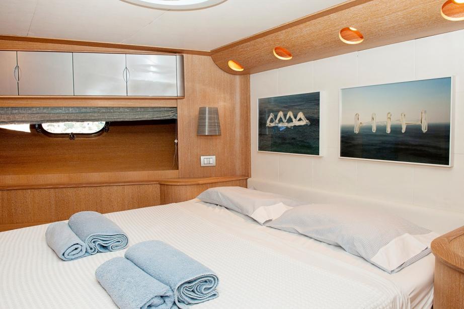 Motor yacht Slip Away Baia Yacht Harbour