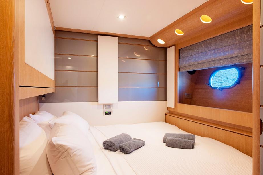 Motor yacht Slip Away Baia Yacht Harbour