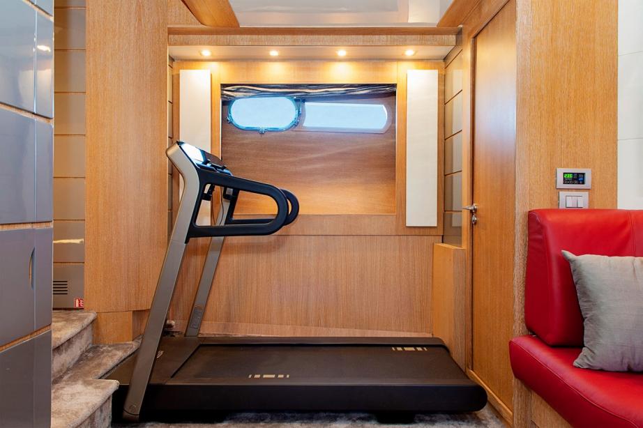 Motor yacht Slip Away Baia Yacht Harbour