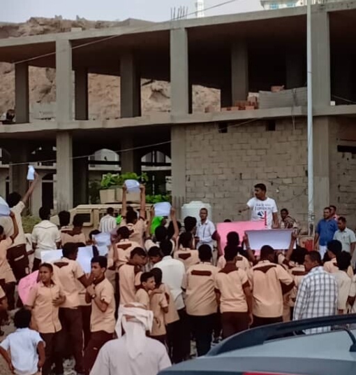 طلاب ومعلمو مركز النور للمكفوفين بالمكلا ينفذون وقفة احتجاجا على إيقاف مدير مكتب وزارة الشؤون الاجتماعية للمساعدات المقدمة من مركز الملك سلمان