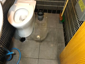 大阪市淀川区十三本町でトイレの土間排水口から溢れたら山川設備にお任せ下さい。