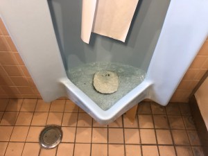 岸和田市中井町の小便器の水の流れが悪いと感じたら山川設備にお任せ下さい。