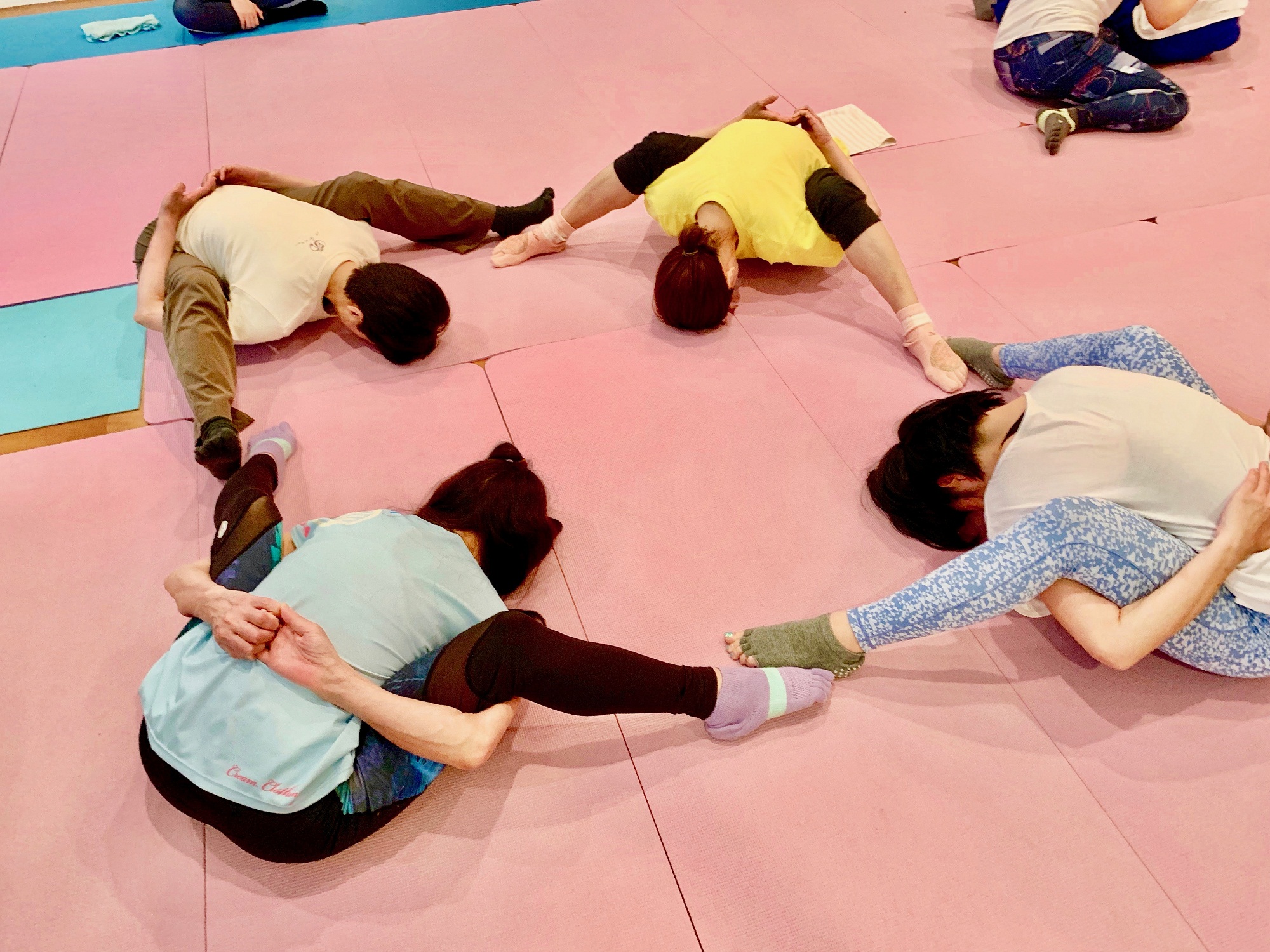 亀のポーズ | Sayo-Yogaのブログ クラス感想レポート「亀のポーズで柔軟性を高め、笑顔でレッスン」 | 山本ヨガ研究所｜神戸三宮 ヨガ教室 ヨガスタジオ ヨガインストラクター養成講座