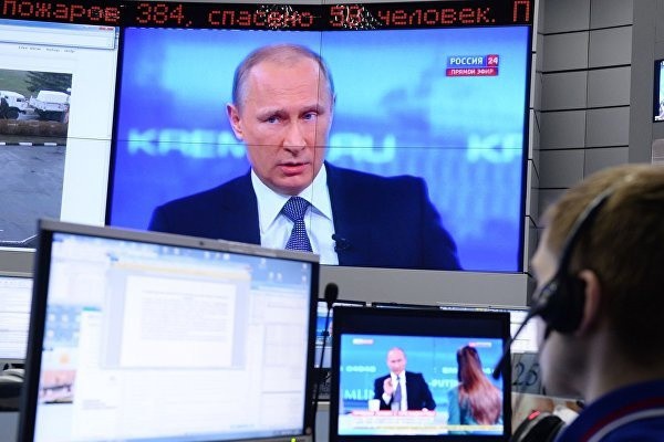 Владимир путин проводит «прямую линию» с гражданами россии президент россии владимир путин отвечает на вопросы россиян. "Прямая линия" с президентом 2019: задать вопрос, когда ...