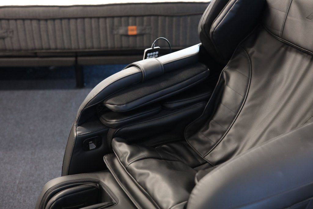 X77 Massage Chair Review from XChair Yawnder