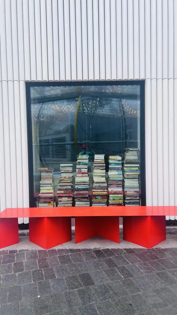 North Greenwich Londra’da Yaşam No1 Yazar Karga