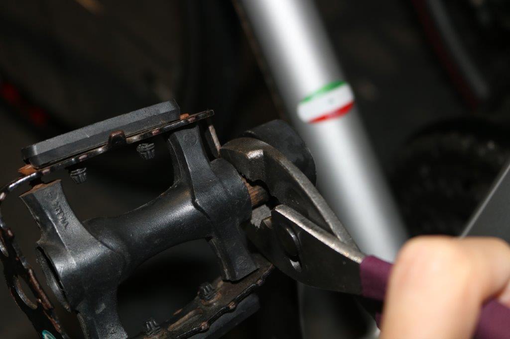 クロスバイクのカスタム（6）純正ペダルから三ヶ島製作所のフラットペダル『ICLITE』に交換しました！！ 淀川