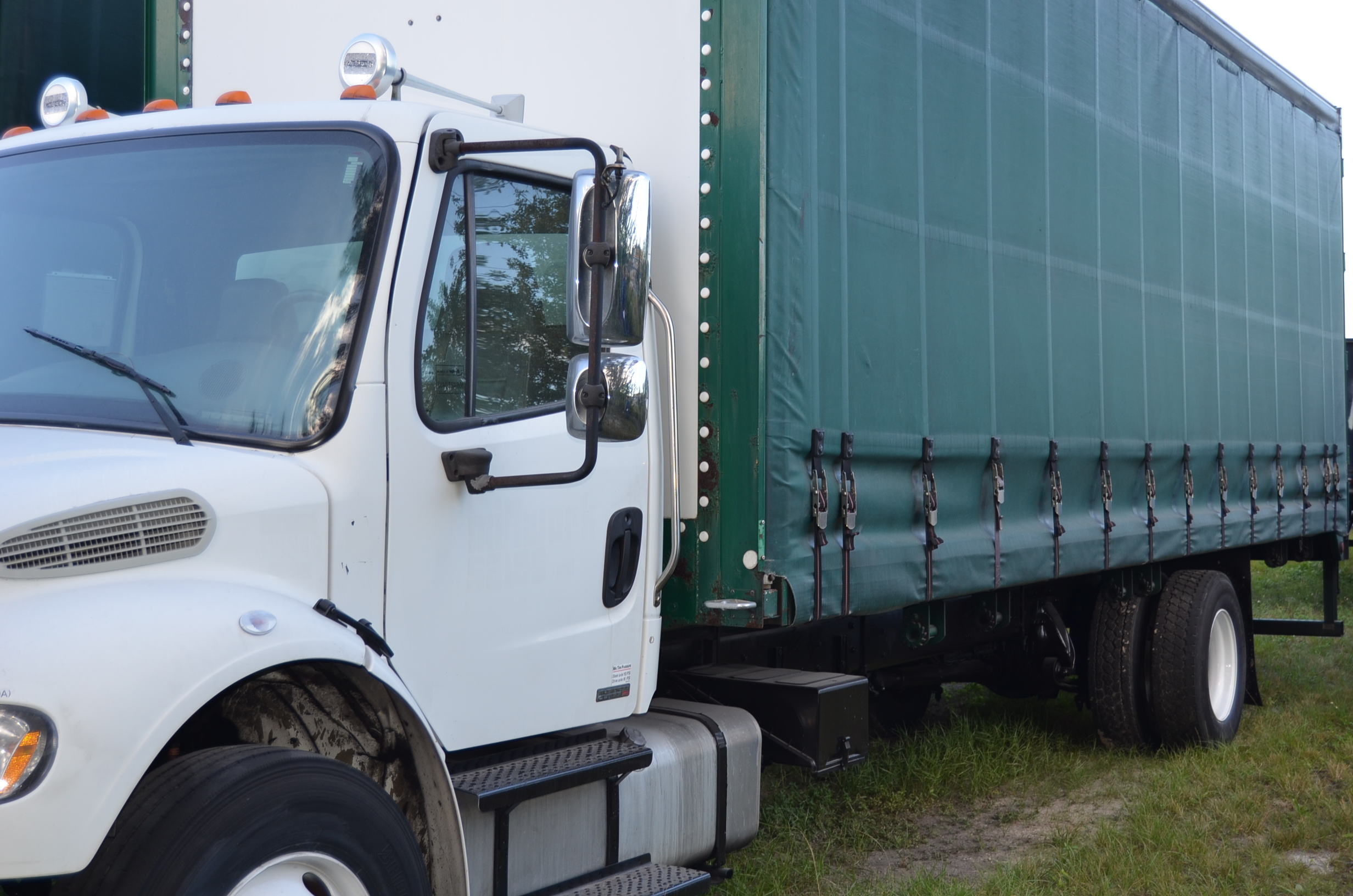 Curtain side truck Yellow Deck