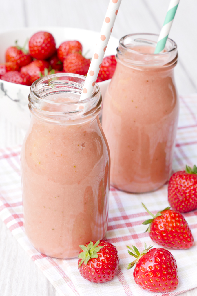 Healthy Rhubarb Smoothie with Strawberries 3 Ingredients!