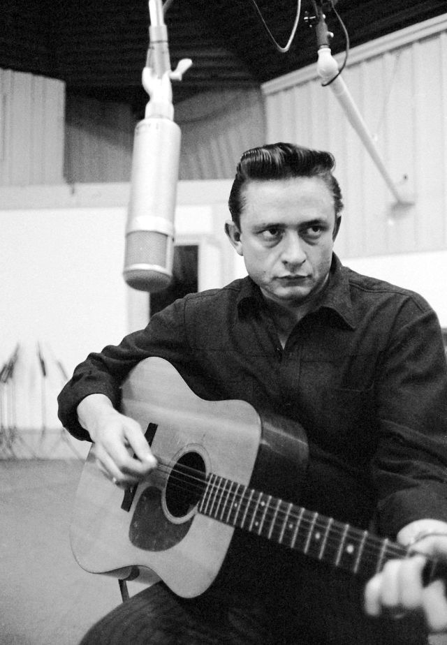 40 Amazing Vintage Photos of Johnny Cash in the 1950s and Early 1960s