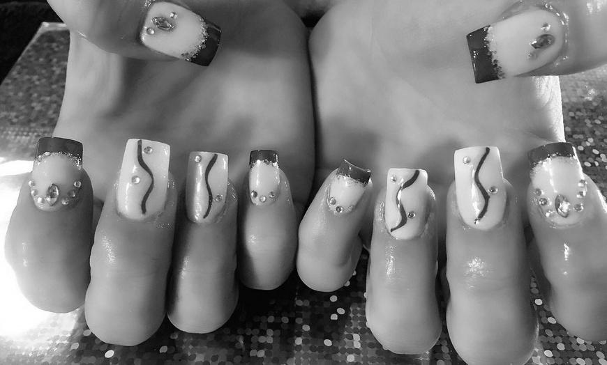 What is a full set manicure at a nail salon? Yin & Yang