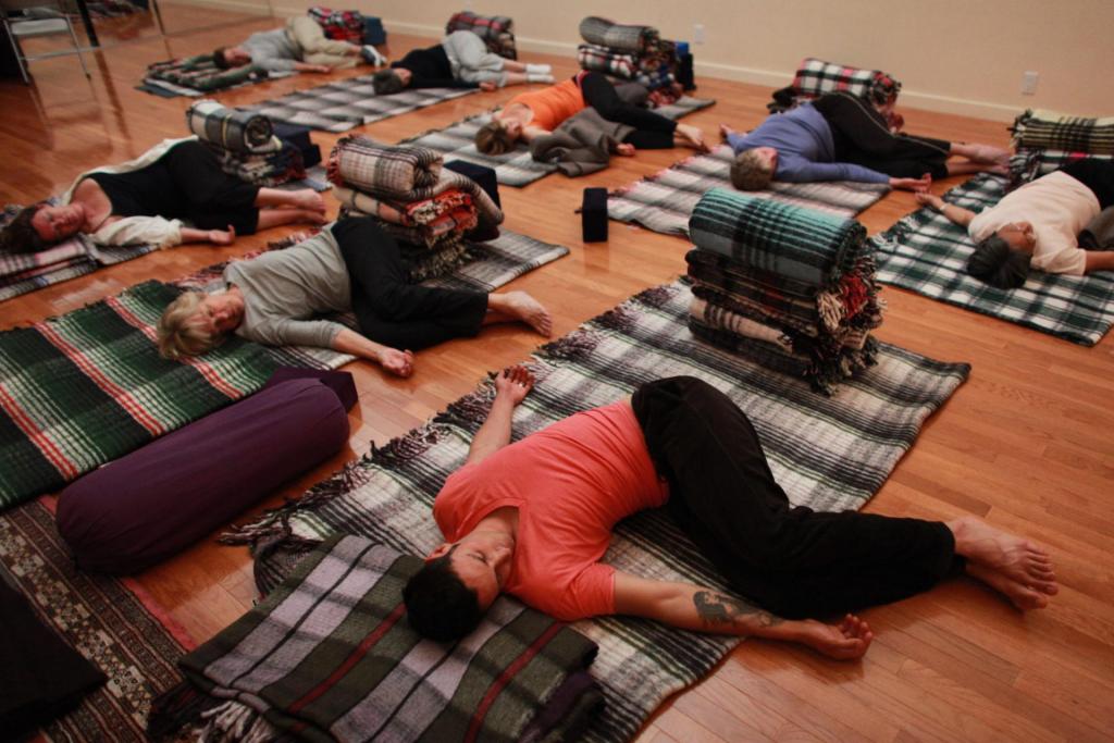 The Biomechanics of your Neck in a Spinal Twist Yoga With Kaya