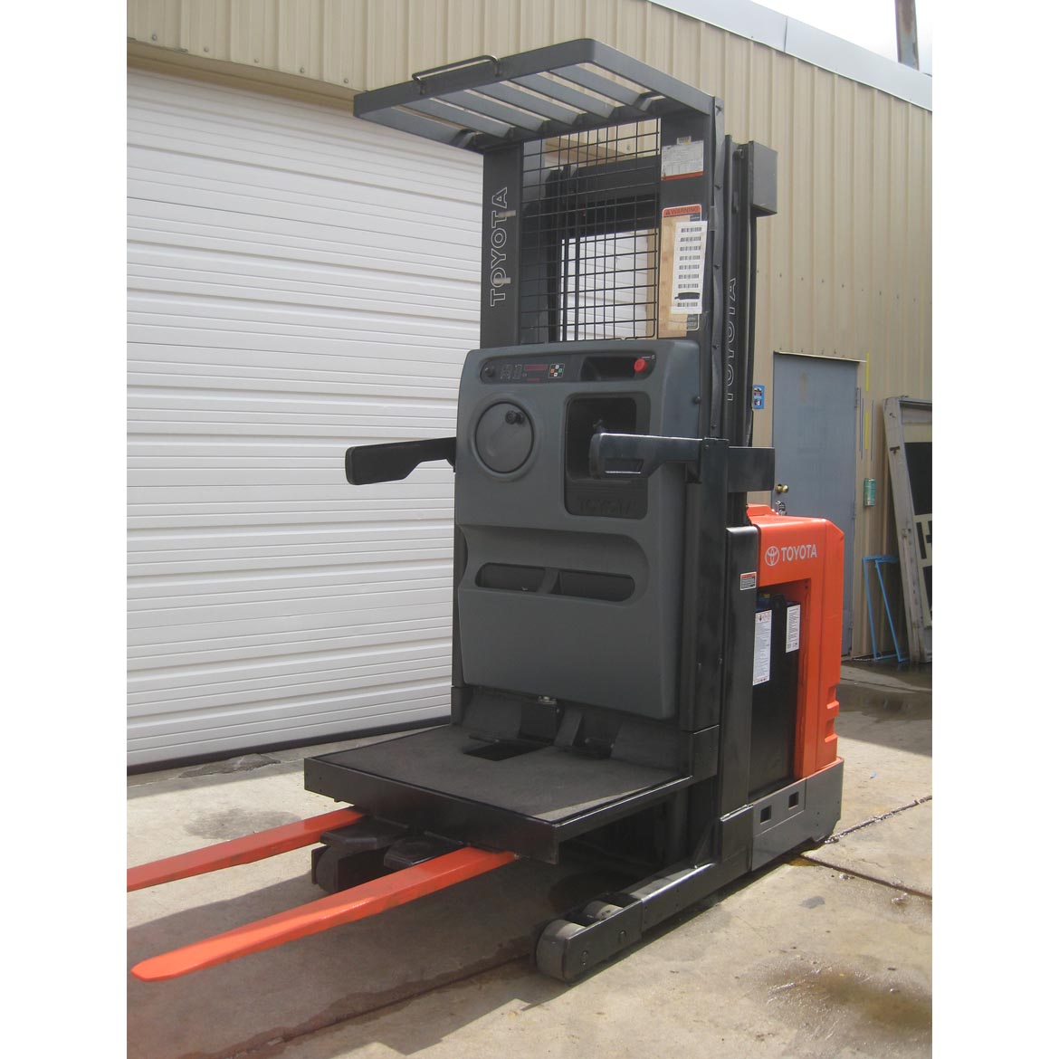 York Forklifts St. Louis Electric Material Handling buys and sells used