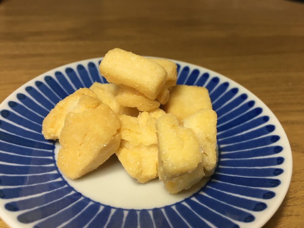 あられの奥深さを実感！亀田製菓 堅ぶつしお味 ひとくち堅揚げ餅のレビューです。 | アイテムマガジン 食べ出したら止まらない！亀田製菓の堅ぶつがコスパいい上においしすぎる【口コミ】