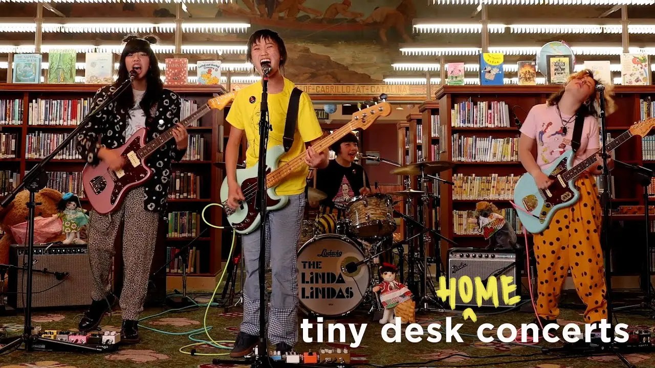 ザ・リンダ・リンダズがタイニー・デスク・コンサートで行ったパフォーマンス映像が公開 洋楽まっぷ