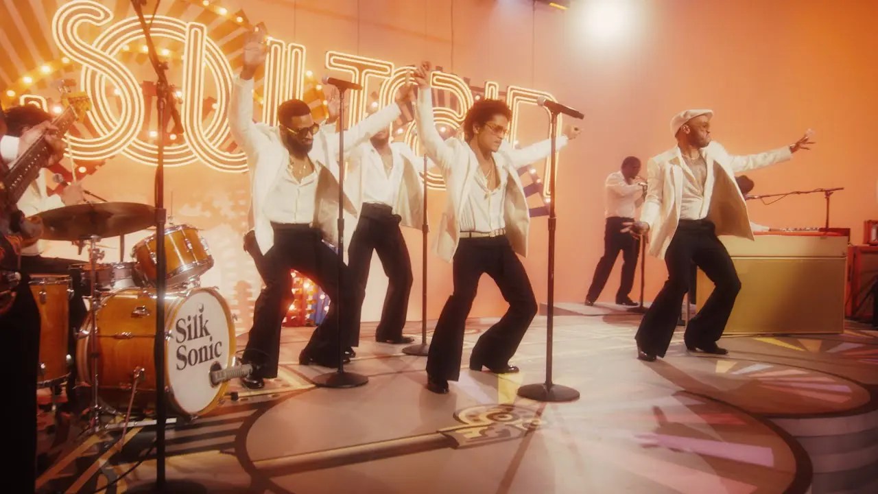 Silk Sonicがソウル・トレイン・ミュージック・アワード2021で行った「Fly As Me」のパフォーマンス・ビデオを公開 洋楽まっぷ