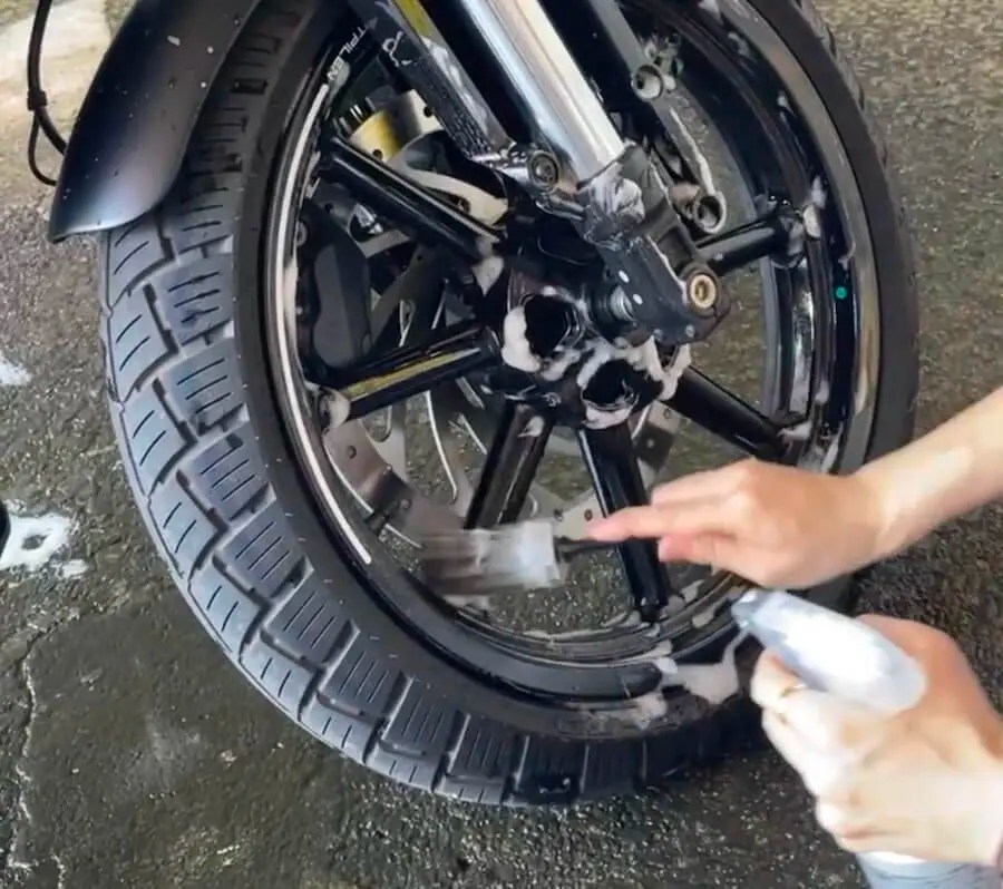 [画像 No.8/19] 初めての洗車でも迷わない! 各種バイク洗車アイテムを解説してみた│WEBヤングマシン｜新車バイクニュース