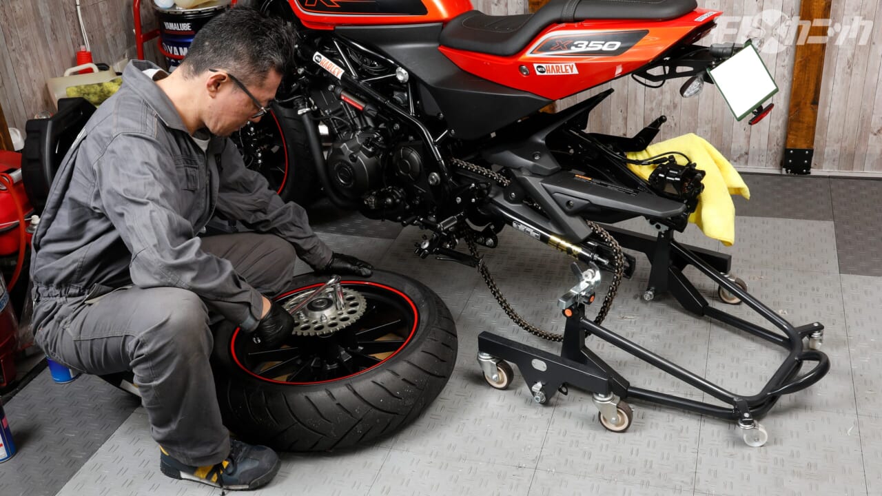 [写真] GarageRevo_01 │ ガレージでのバイクいじりをもっと楽しく! バイク移動自由自在のメンテナンスリフト〈ガレージREVO