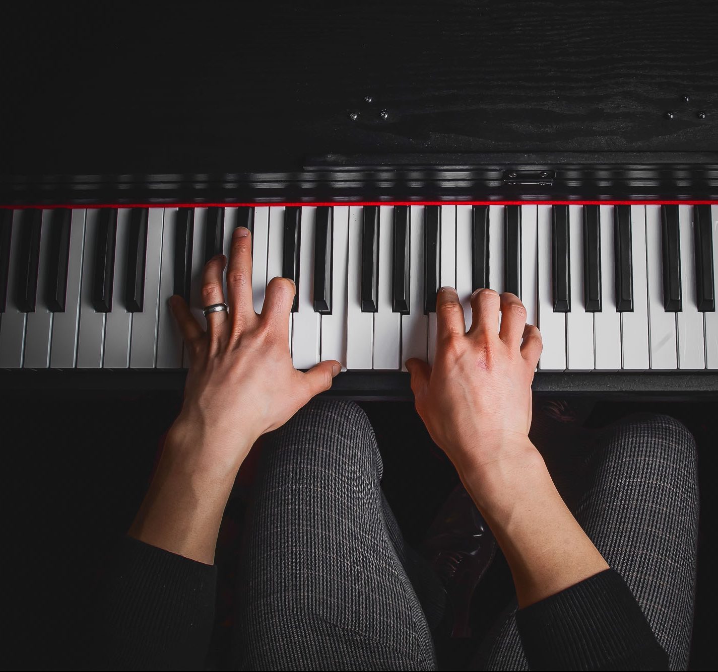 4 Tips on How to Play Piano with Both Hands