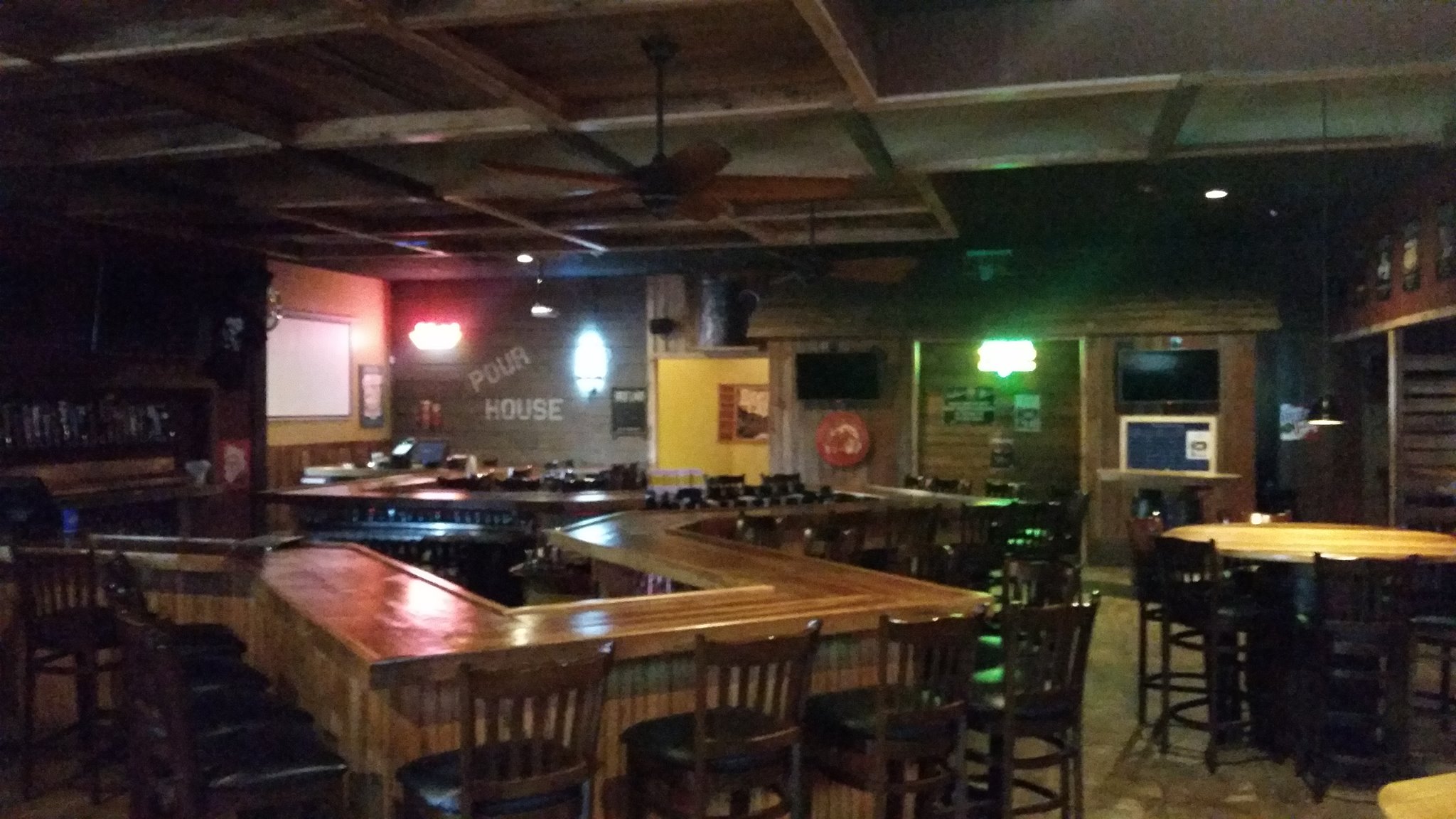 Pour House Bar & Grill (Canfield) Youngstown Live