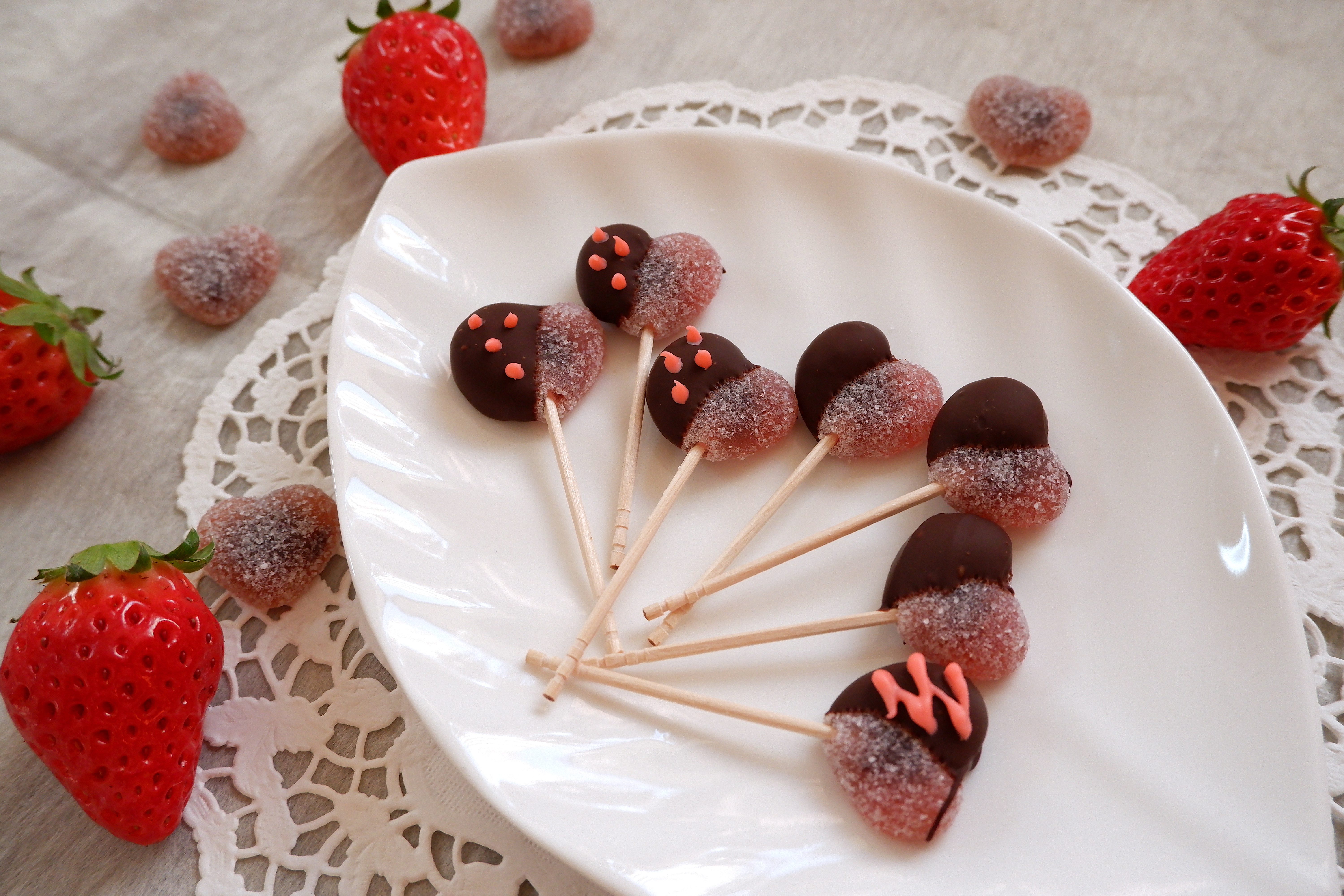 チョコがけいちごホワイト | Jalショッピング 超簡単バレンタインレシピ】グミにチョコをディップする “チョコがけグミ” がめちゃ可愛くて美味しいよ | Pouch［ポーチ］