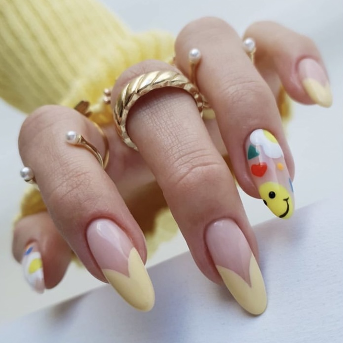 40 Dreamy Pastel Yellow Nail Designs for a Soft and Pretty Manicure