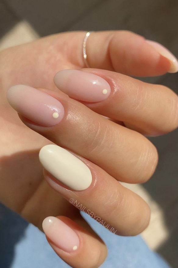 40 Dreamy Pastel Yellow Nail Designs for a Soft and Pretty Manicure